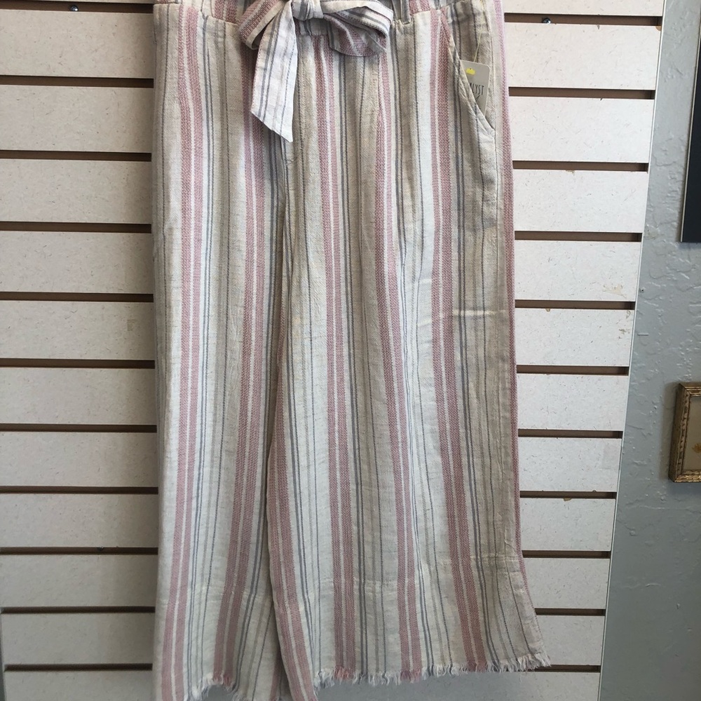 Cloth & Stone Cream & Pink Striped elastic waist w/tie & pockets capris. Size M